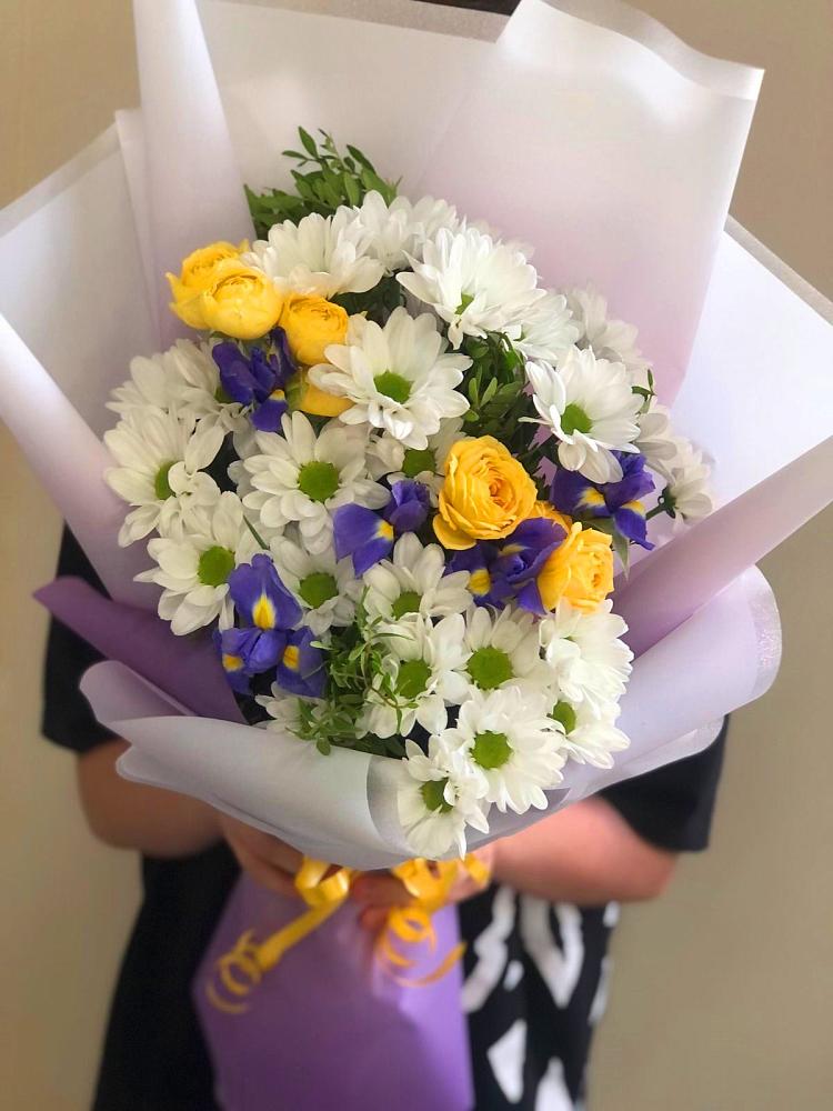 Букет цветов из: Ирисы, Хризантемы и Розы в Перелёшинский